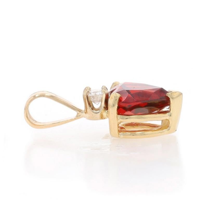 Cuore Ciondolo a cuore in oro giallo con granato e diamante 14k Love in vendita