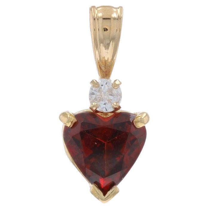 Ciondolo a cuore in oro giallo con granato e diamante 14k Love in vendita