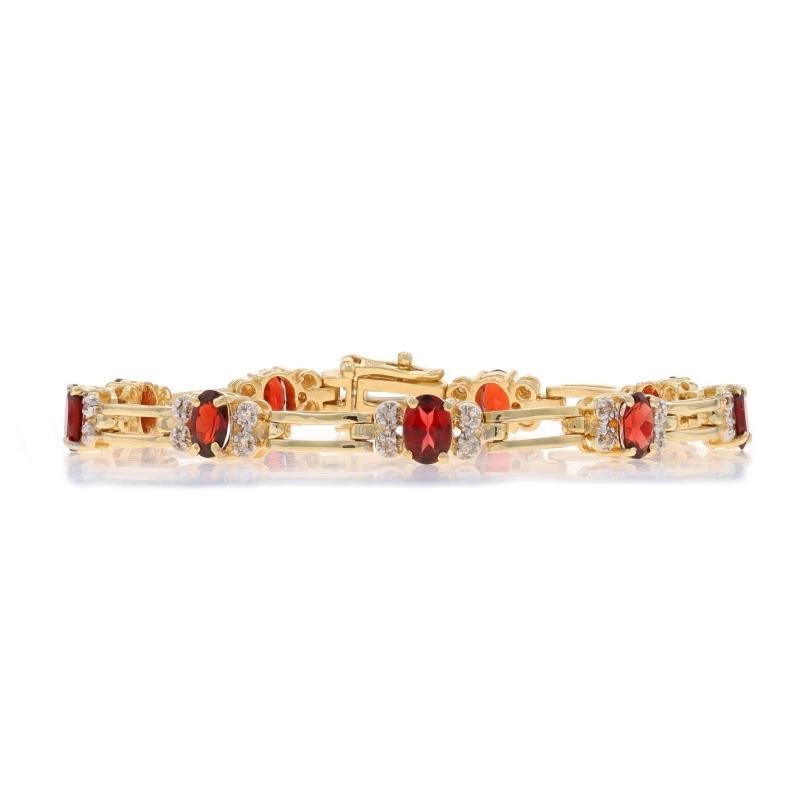 Contenu métallique : Or jaune 14k et or blanc 14k

Informations sur les pierres

Grenats naturels
Carat(s) : 4.95ctw
Coupe : Ovale
Couleur : Rouge

Diamants naturels
Carat(s) : .32ctw
Coupe : Brillant rond
Couleur : Champagne
Clarté : VS1 -