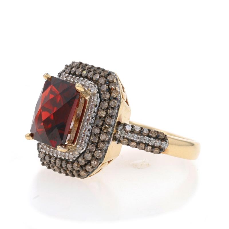 Anello in oro giallo con granato e diamanti 10k a scacchiera taglio smeraldo 4,80ctw con tripla aureola In condizioni ottime in vendita a Greensboro, NC