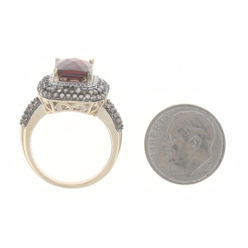 Anello in oro giallo con granato e diamanti 10k a scacchiera taglio smeraldo 4,80ctw con tripla aureola in vendita 1