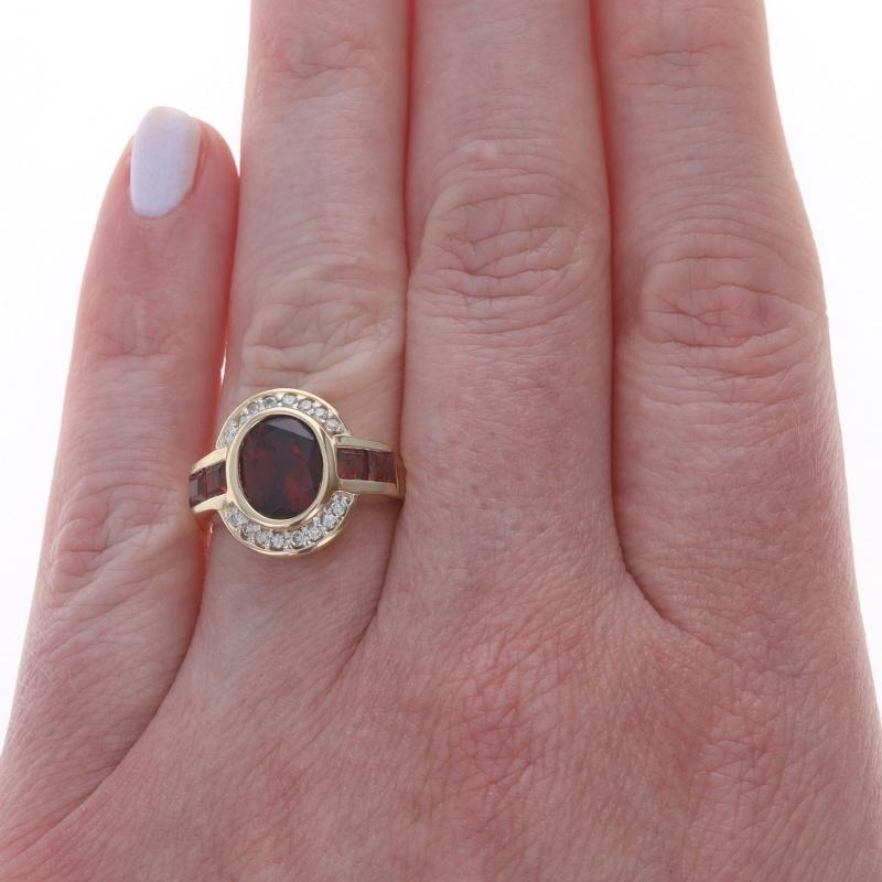 Taille ovale Bague en or jaune grenat diamant - 14k Oval 2.94ctw en vente