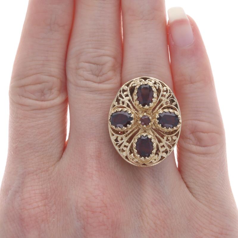 Taille ovale Bague cocktail grappe florale en or jaune 14 carats ovale et rd 4,13 carats en vente