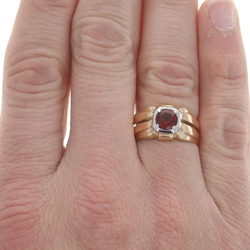 Round Cut Yellow Gold Garnet Men's Ring - 14k Round 1.60ct Solitaire For Sale