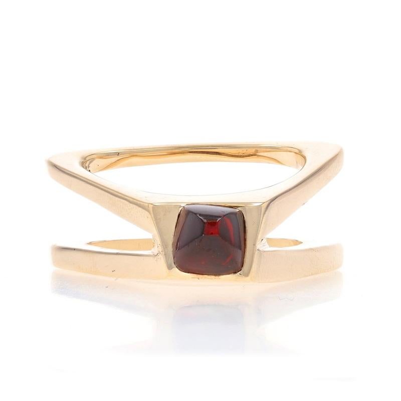Taille : 3 3/4
Frais de taille : Up&Up pour 60 $ ou Down pour 40 $.

Contenu du métal : Or jaune 14k

Informations sur les pierres
Grenat Nature
Taille : Cabochon carré
Couleur : Rouge

Style : Solitaire
Thème : Géométrique

Mesures
Hauteur de la
