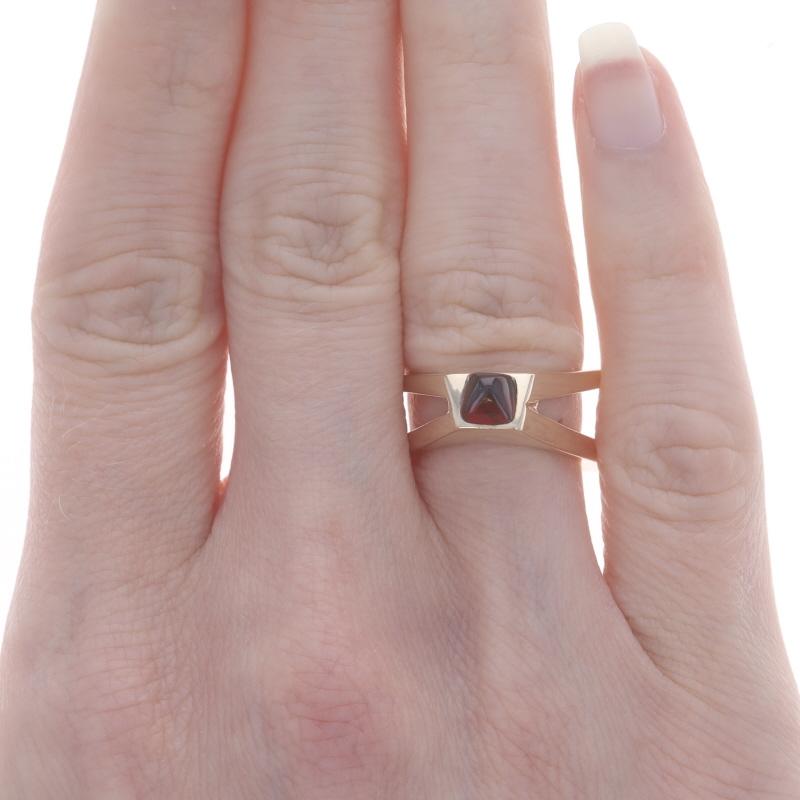 Taille carrée Bague solitaire carrée cabochon géométrique en or jaune 14 carats en vente