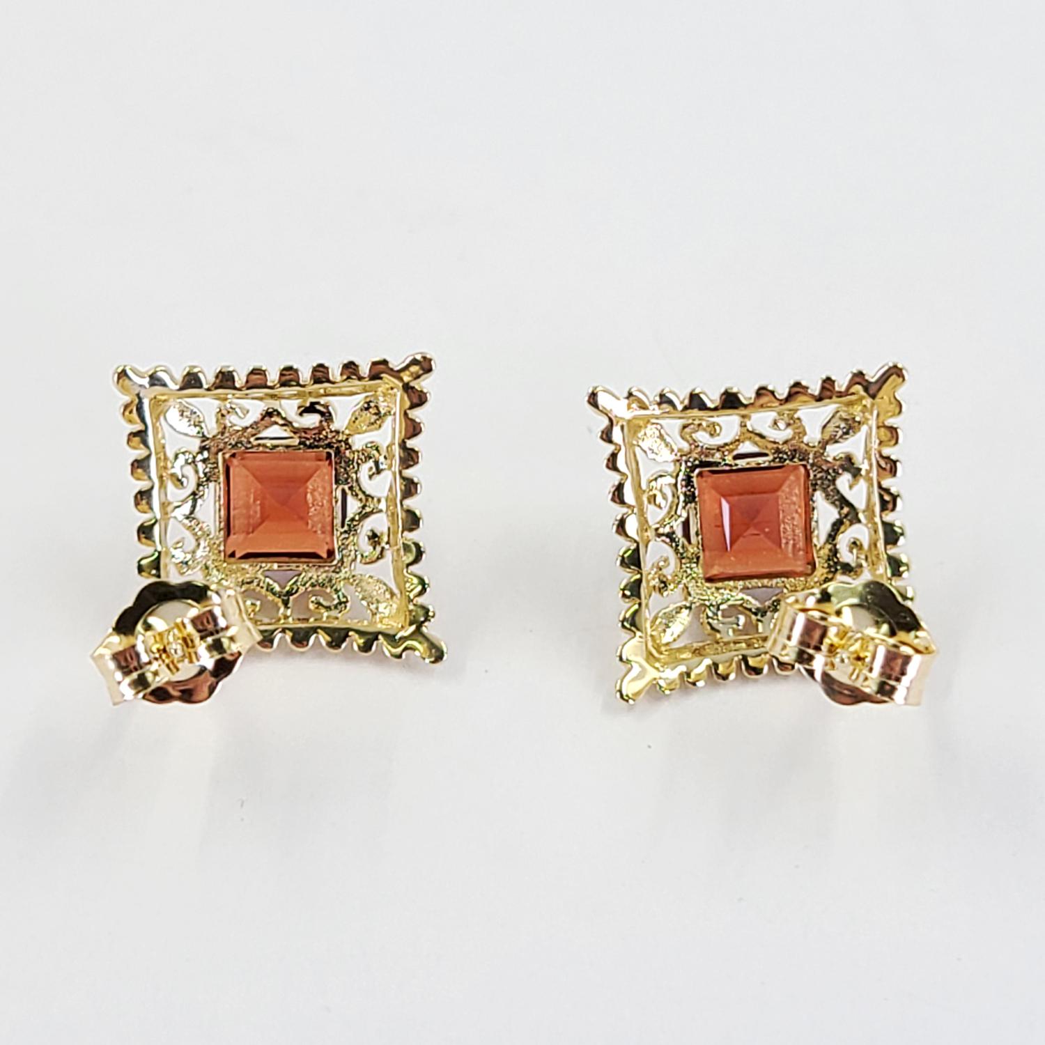 Yellow Gold Garnet Stud Earrings In Good Condition For Sale In Coral Gables, FL