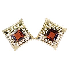 Pendientes de oro amarillo con granate