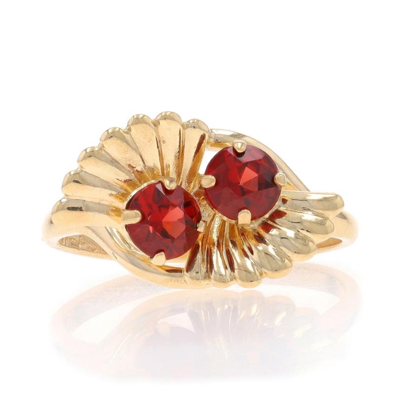 Tamaño: 5
Tasa de tallaje: 2 tallas más por 40 $ o 1 talla menos por 30 $.

Época: Vintage

Contenido de metal: Oro amarillo de 10 quilates

Información sobre Stone

Granate natural
Quilate(s): .70ctw
Corte: Redonda

Quilates totales: