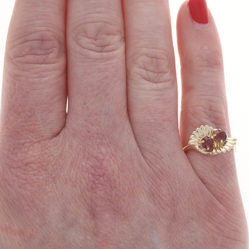 Oro Amarillo Granate Abanico Vintage Anillo Bypass de Dos Piedras 10k Redondo .70ctw Plisado Corte redondo en venta