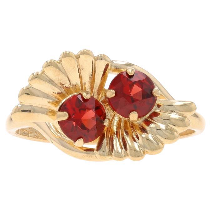 Oro Amarillo Granate Abanico Vintage Anillo Bypass de Dos Piedras 10k Redondo .70ctw Plisado en venta