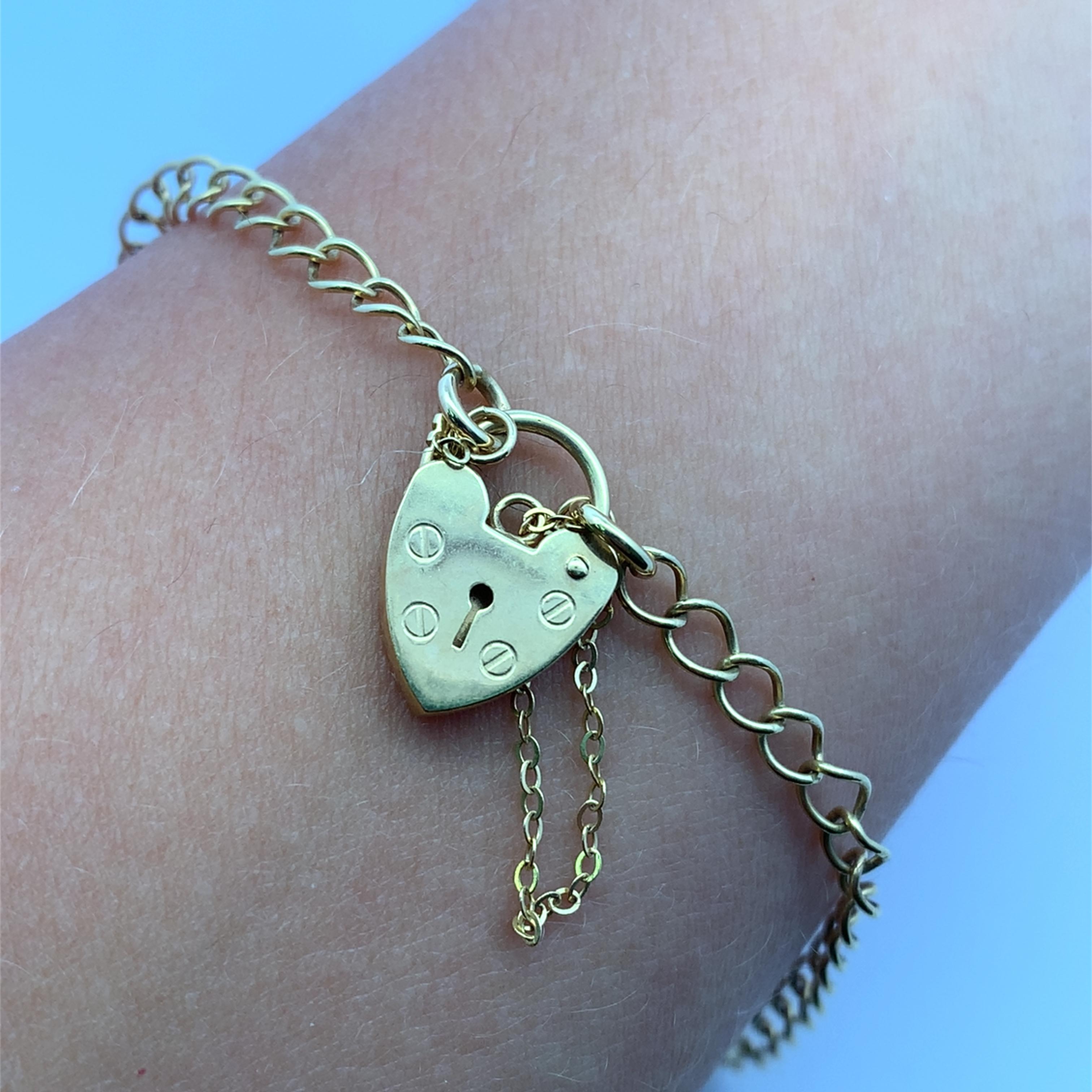 Eleva tu estilo con este clásico collar de cadena de oro amarillo vintage de 9 ct. Elaborada en lustroso oro amarillo, la delicada cadena irradia elegancia atemporal. Con su diseño versátil, puede llevarse solo para una declaración minimalista o en