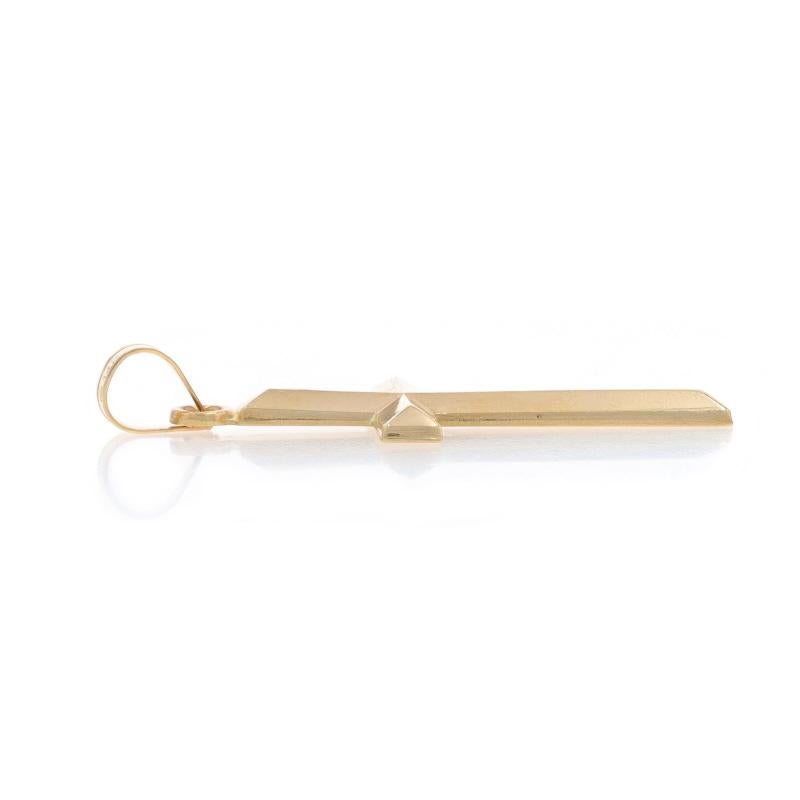 Pendentif croix géométrique en or jaune 14k Christianisme en vente 1