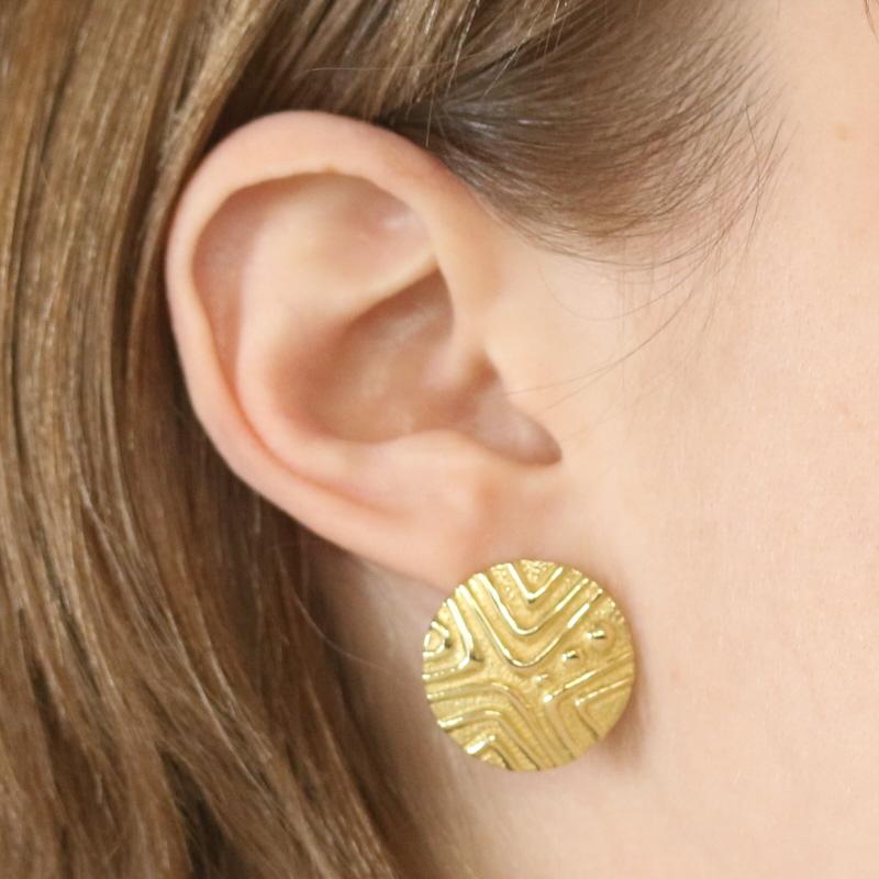Yellow Gold Geometric Dot Lines Large Stud Earrings - 18k Circles Pierced Italy In Excellent Condition For Sale In Greensboro, NC