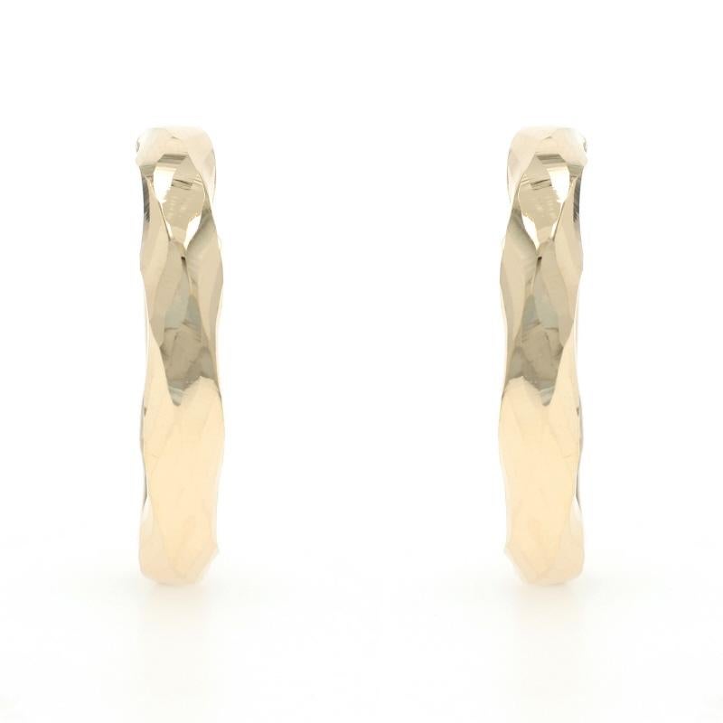 Contenu du métal : Or jaune 14k

Style : Cercle
Type de fermeture : Fermeture par boutons-pression
Thème : Géométrique
Caractéristiques : Décor gravé

Mesures

Hauteur : 1 1/32