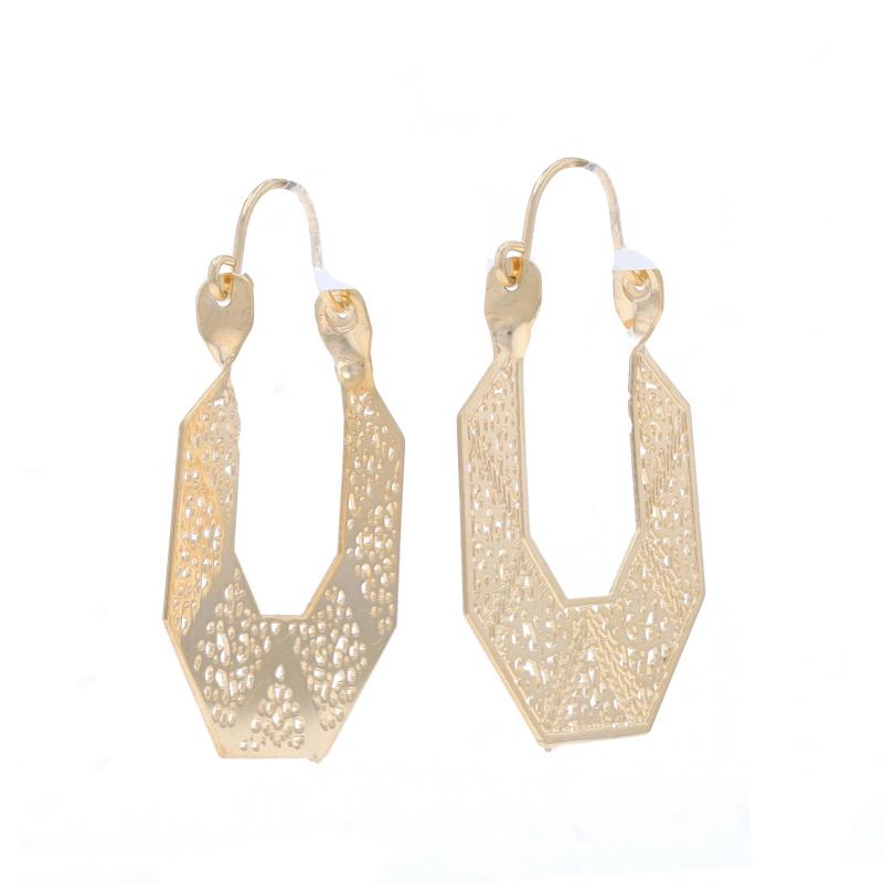 Contenuto del metallo: Oro giallo 14k

Stile: Cerchio angolato
Tipo di chiusura: Chiusura a scorrimento
Tema: Pizzo geometrico
Caratteristiche: Design a taglio aperto

Misure
Altezza: 1 5/32