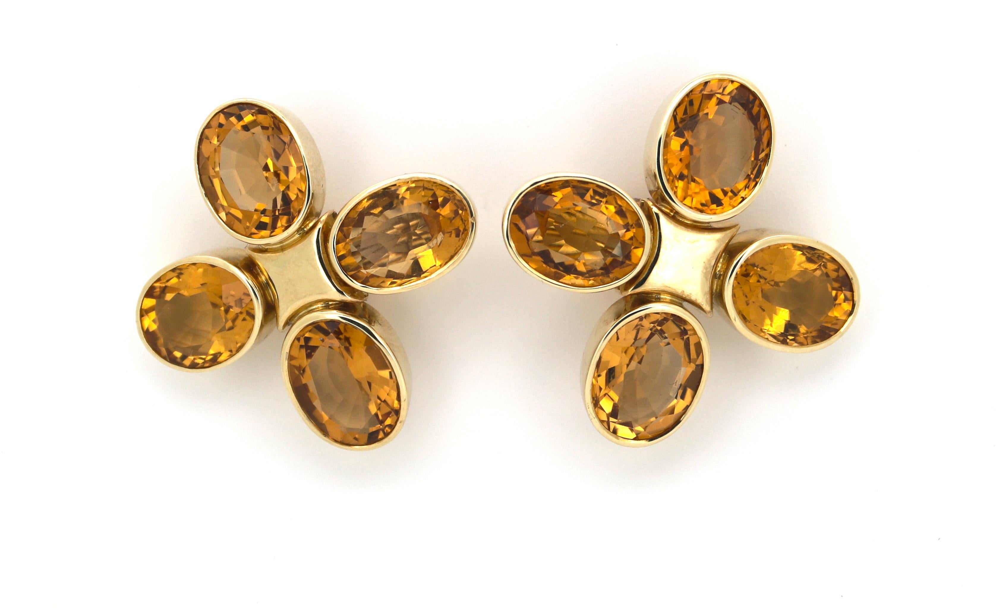 Un paio di orecchini a fiore/trifoglio in oro giallo 14k con Citrino incastonato, realizzati dall'orafo/gioielliere tedesco Jewell. 

Gli orecchini sono incastonati con otto citrini di forma ovale di circa 9.x 12 mm. La combinazione dell'oro giallo