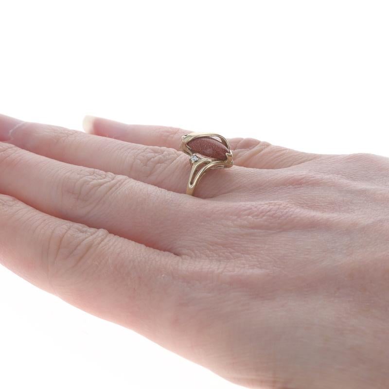 Bague bypass en or jaune et zirconia cubique en cabochon marquise 14 carats en vente 1