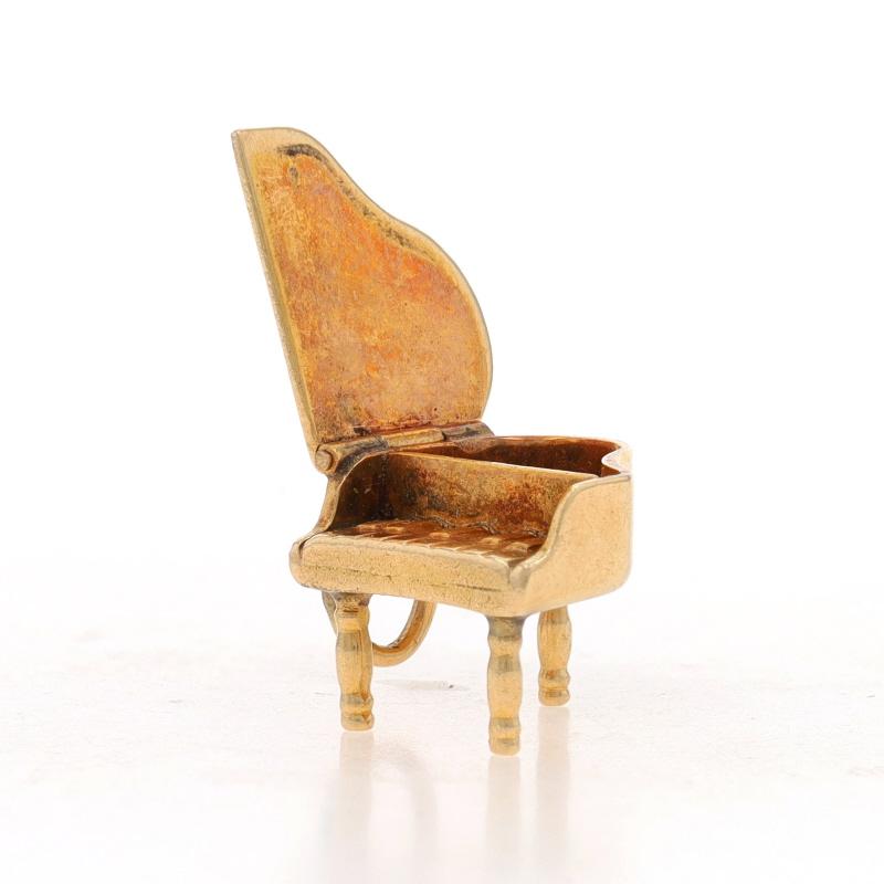 Contenu du métal : Or jaune 14k

Thème : Piano à queue, Instrument de musique
Caractéristiques : Le couvercle peut s'ouvrir et se fermer.

Mesures
Hauteur (à partir de l'attache fixe) : 1/2