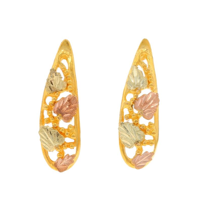 Design/One : Black Hills Gold

Contenu en métal : Or jaune 10k, or rose 10k et or vert 10k

Style : Goutte d'eau
Type de fermeture : Fermeture papillon
Thème : La vigne
Caractéristiques : Découpe ouverte

Mesures

Haut : 1