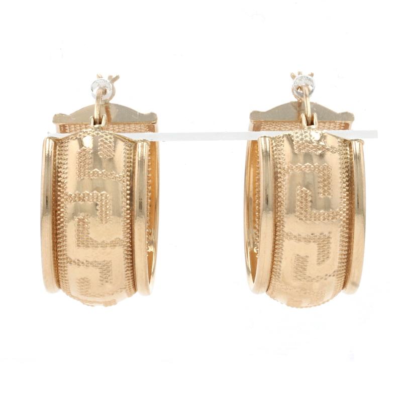 Metall Inhalt: 14k Gelbgold 

Stil: Hoop 
Verschlusstyp: Schnappverschlüsse 
Thema: Griechischer Schlüssel 
Merkmale: Glatte und maschenstrukturierte Oberflächen 

Abmessungen: 
Hoch: 31/32