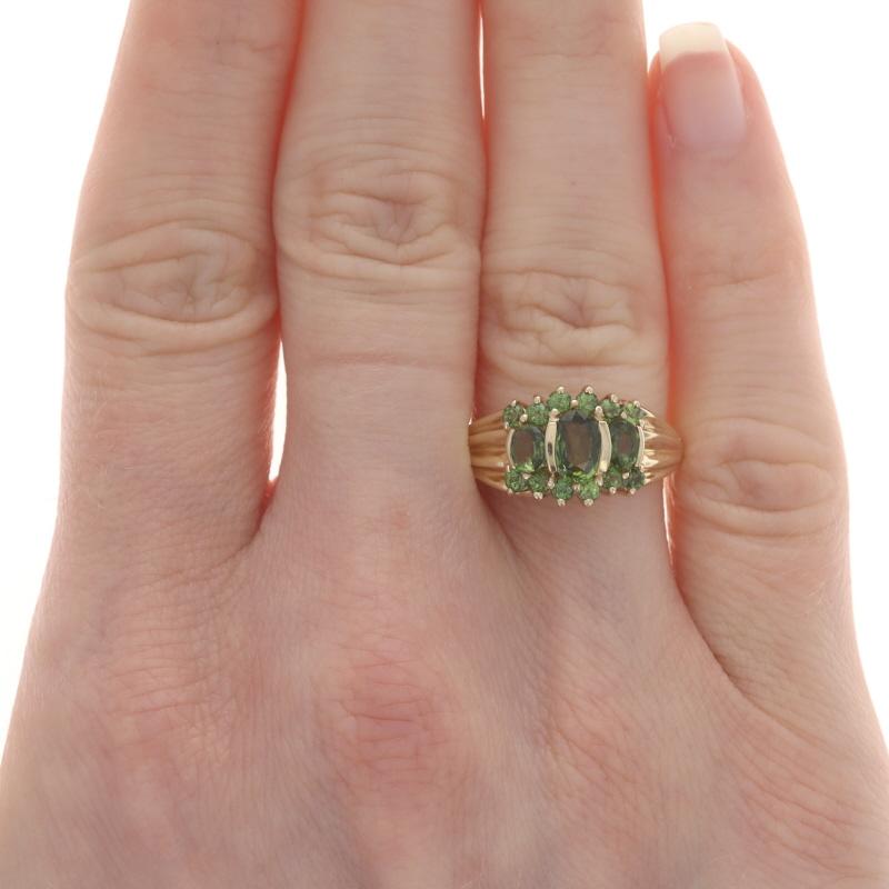 Round Cut Yellow Gold Green Sapphire Ring - 10k Oval & Round 1.56ctw Three-Stone For Sale