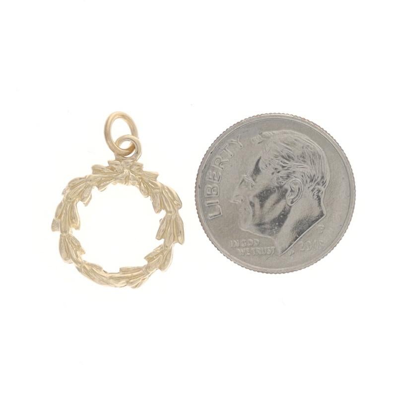 Yellow Gold Greenery Wreath Charm - 14k Festive Home Decor Circle Pendant In Excellent Condition In Greensboro, NC