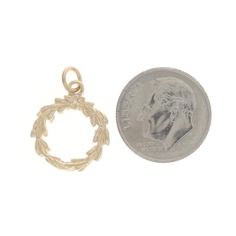 Yellow Gold Greenery Wreath Charm - 14k Festive Home Decor Circle Pendant In Excellent Condition For Sale In Greensboro, NC