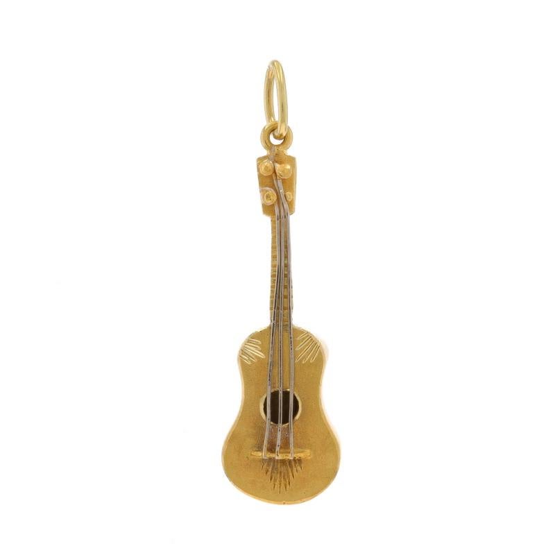 Contenu du métal : Or jaune 18k et or blanc 18k

Thème : Guitare, instrument de musique
Caractéristiques : Finitions mates et lisses avec détails gravés

Mesures

Hauteur (à partir de l'attache fixe) : 1 5/16