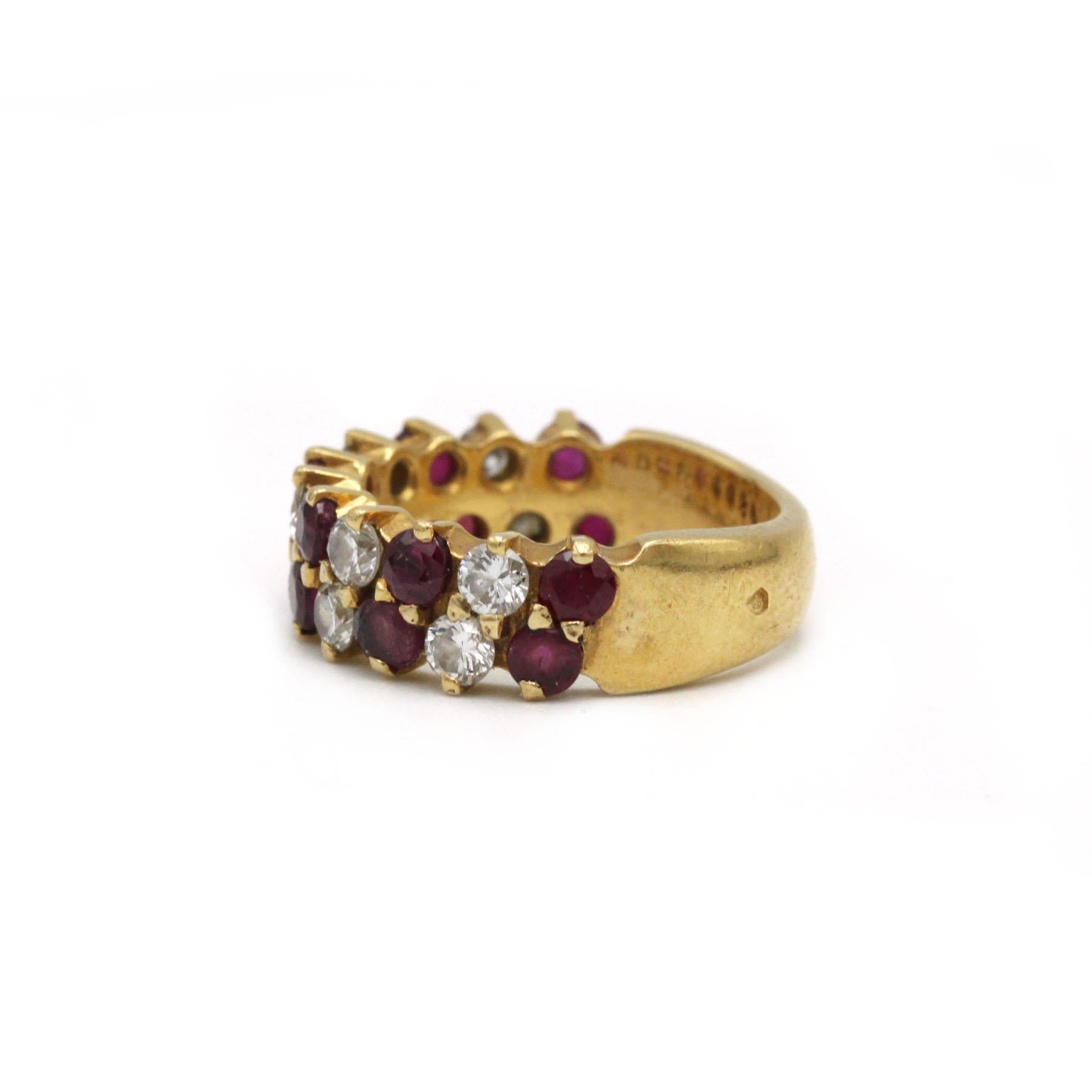 Taille brillant Bague de demi-éternité en or jaune avec diamants et rubis, 18K en vente