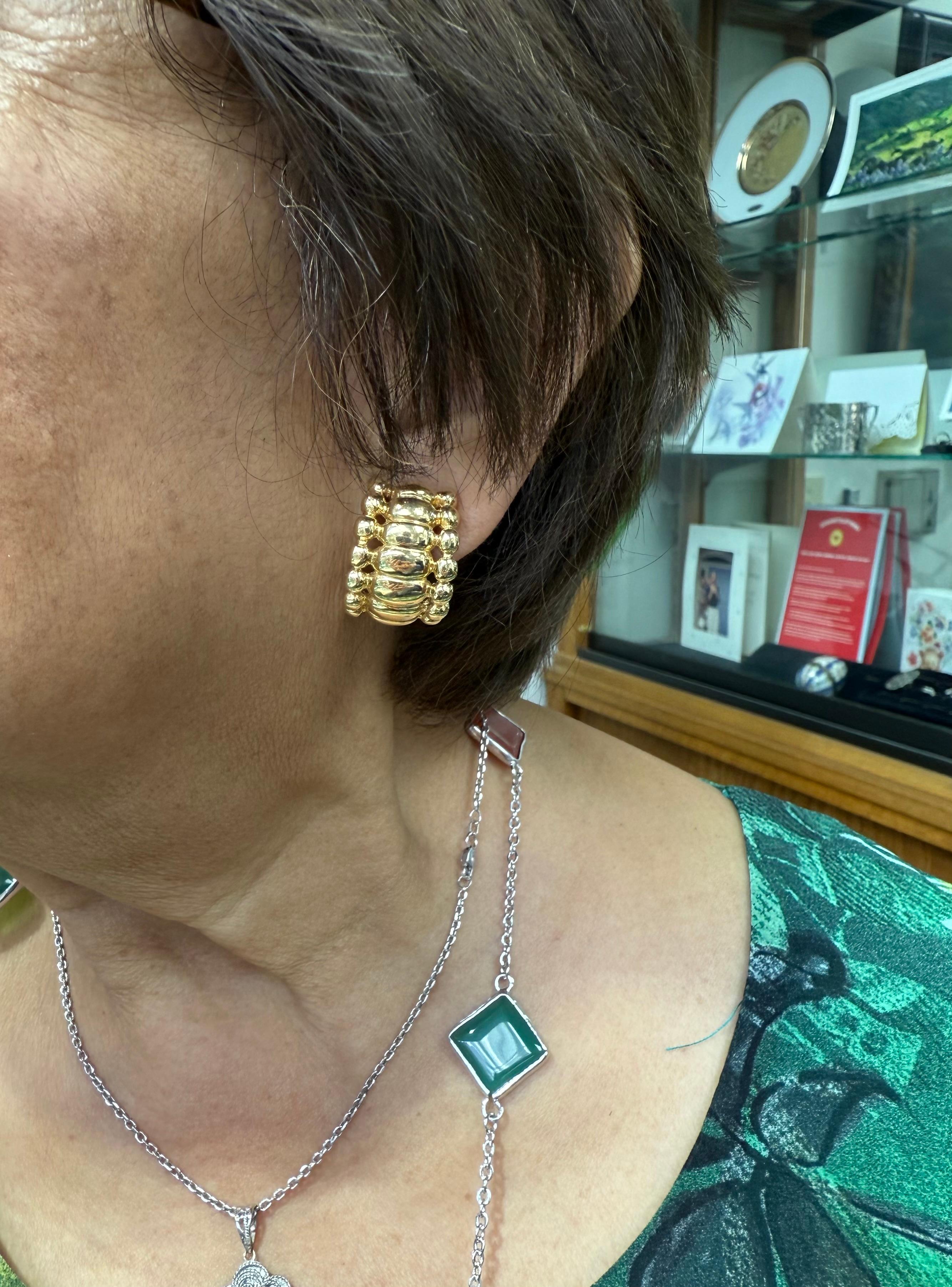  Boucles d'oreilles à clip en or jaune, circa 1980. 

Cette paire de boucles d'oreilles à clip en or jaune 14 carats a été fabriquée dans les années 1980.  Elles sont attrayantes et dotées de toute la sensibilité que vous recherchez dans une paire