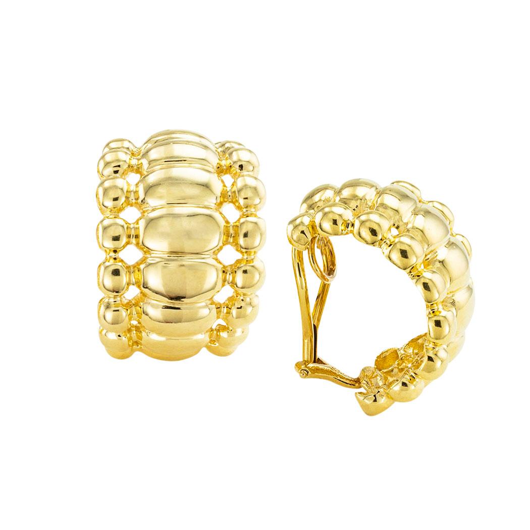  Boucles d'oreilles à clip en or jaune en forme de demi-cercle, vers 1980.  Jacob's Diamond & Estate Jewelry, bijoux de succession.

ET À PROPOS DE CETTE ŒUVRE :  Cette paire de boucles d'oreilles attrayantes en forme de demi-cerceau est chargée de