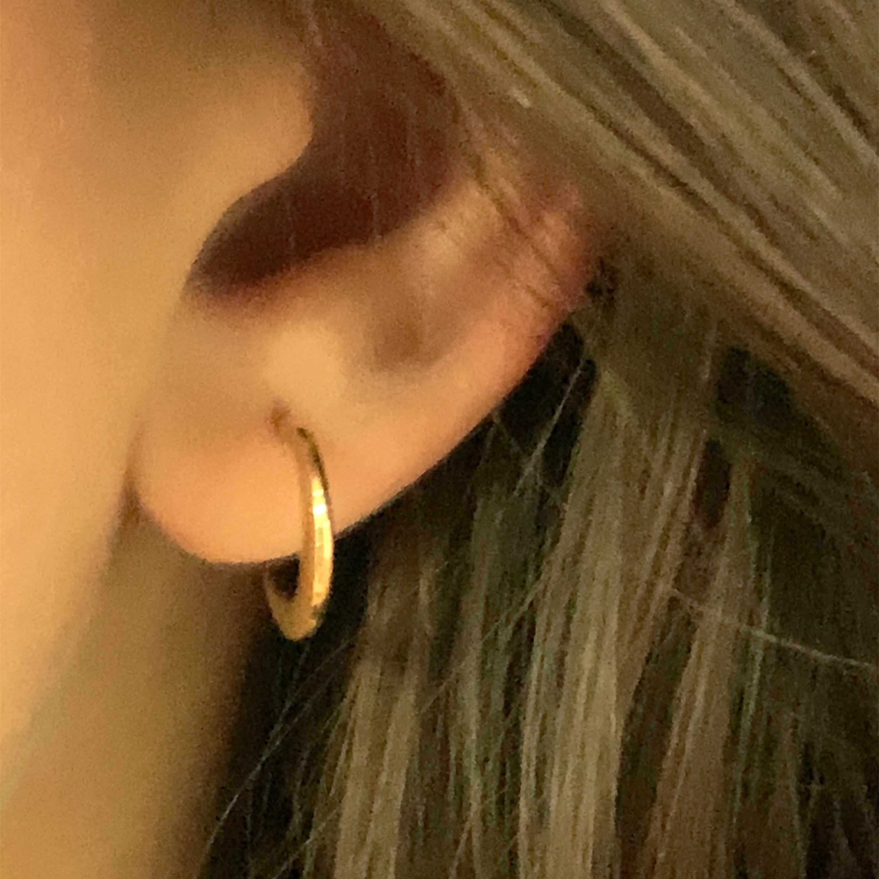 Yellow gold half moon crescent hoop huggie earrings In New Condition For Sale In London, GB