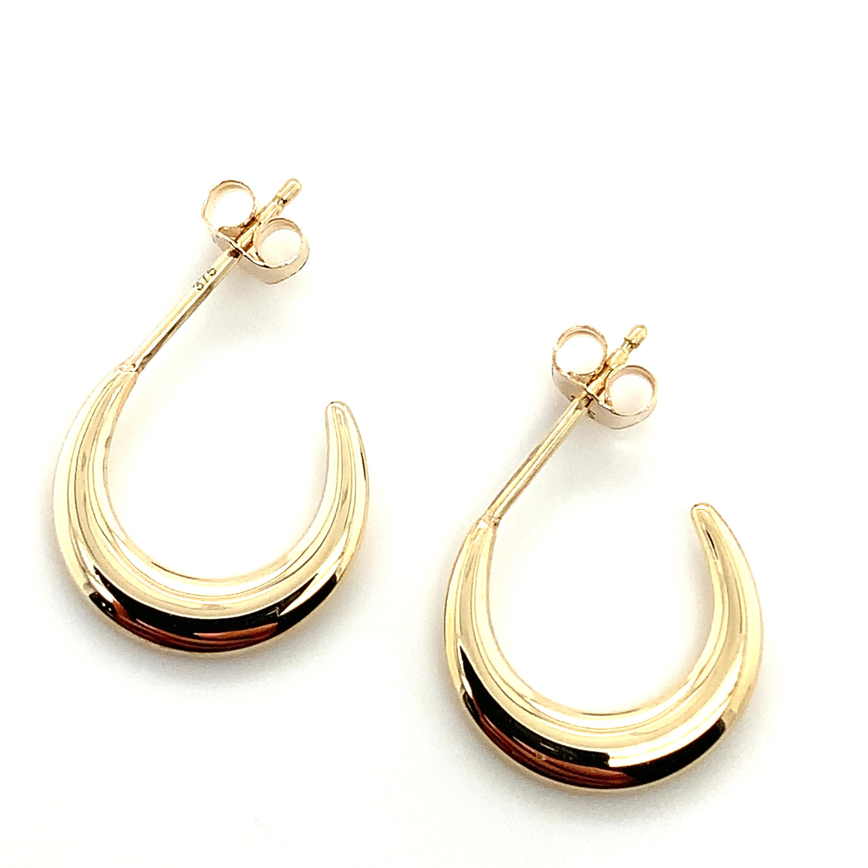 Yellow gold half moon crescent hoop huggie earrings For Sale 4