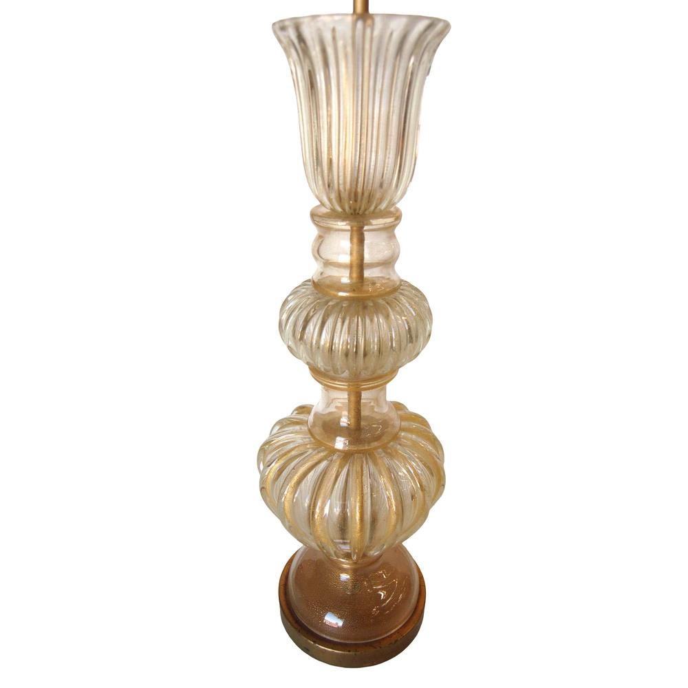 Grande lampe de table en verre de Murano soufflé à la main et orné d'or, de style Barovier, avec deux ampoules sur la tirette Cain. Dimensions : 8