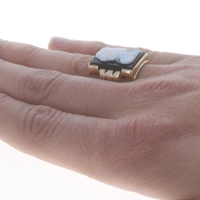 Yellow Gold Hardstone / Banded Agate Art Deco Men's Ring - 10k Vintage Cameo In Good Condition For Sale In Greensboro, NC
