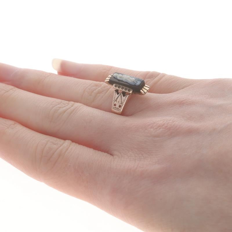Women's Yellow Gold Hardstone/Banded Agate Victorian Ring - 14k Antique Cameo Solitaire For Sale
