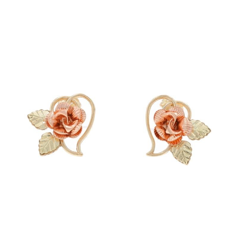 Marca: Coleman Co.
Diseño:  Oro de las Colinas Negras

Contenido de metal: Oro amarillo de 10 quilates y oro rosa de 10 quilates

Estilo: Tachuela
Tema: Flor de corazón, capullo de rosa

Medidas

Alto: 19/32