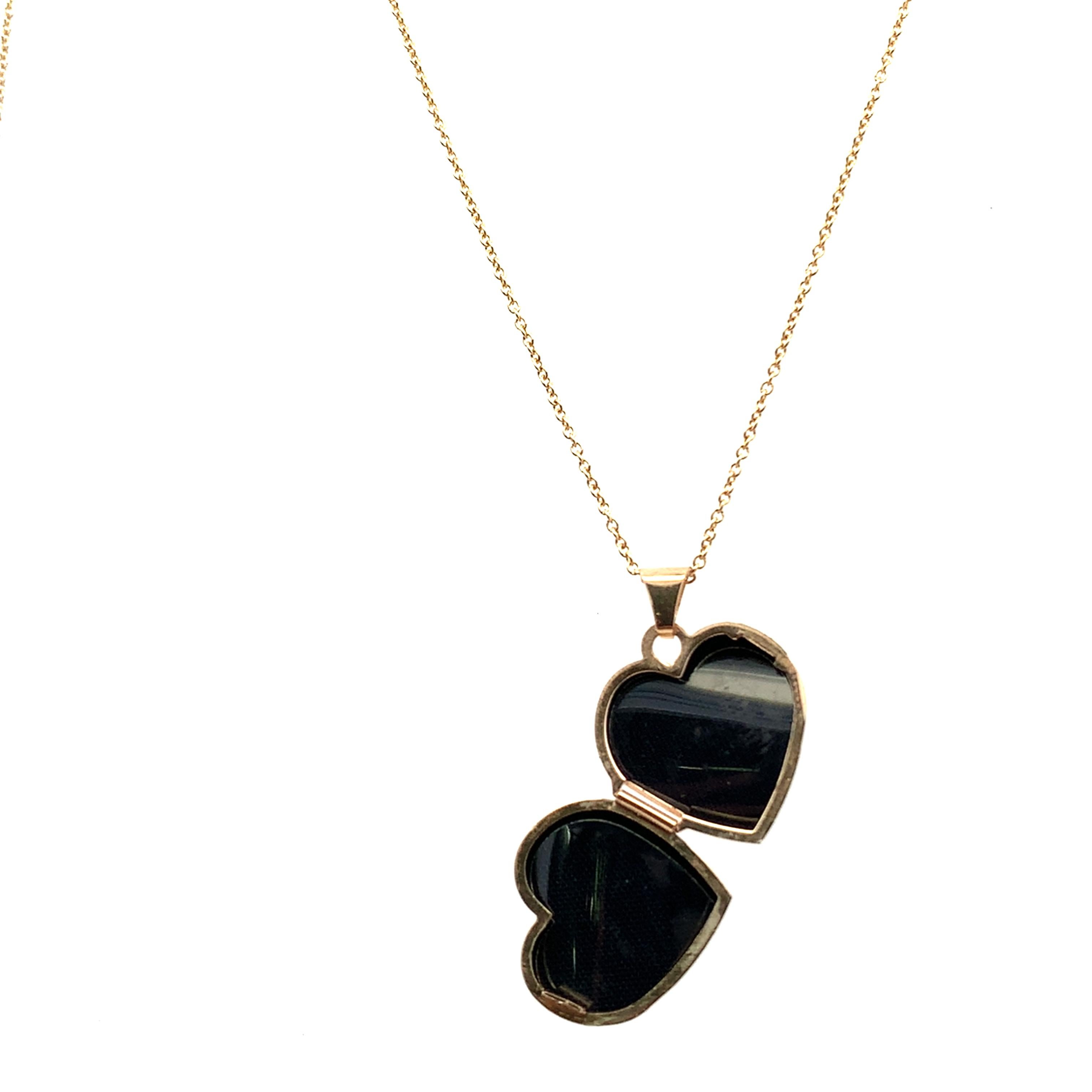 Yellow Gold Heart Locket Necklace with Rose Engraving In New Condition For Sale In London, GB