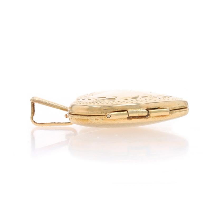 Yellow Gold Heart Locket Pendant - 10k Two Frames Love Excellent état - En vente à Greensboro, NC