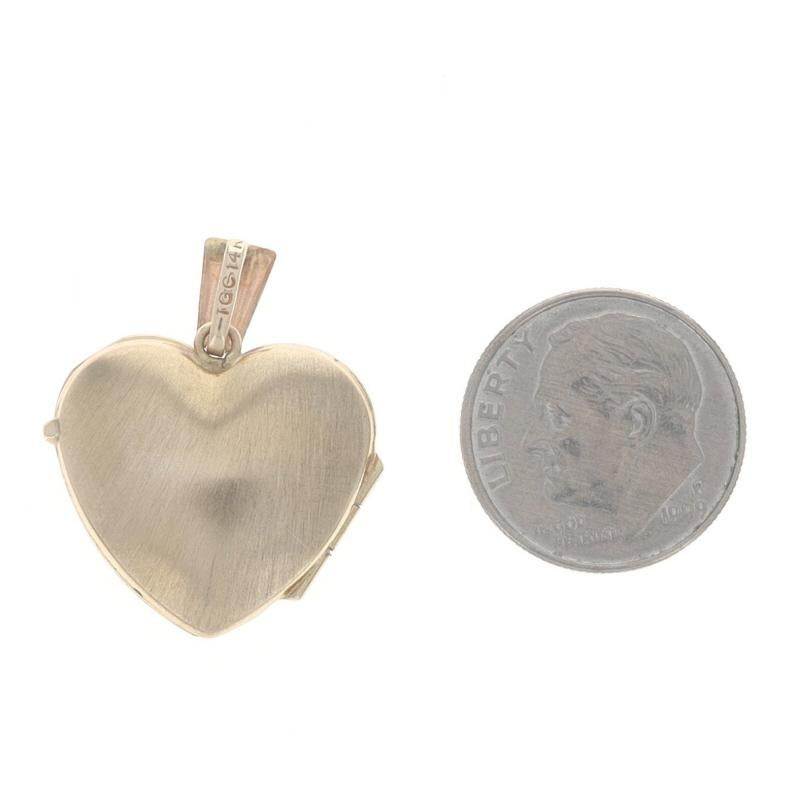 Yellow Gold Heart Locket Pendant - 10k Two Frames Love en vente 1