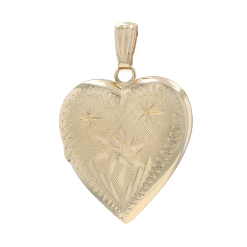 Contenuto del metallo: Oro giallo 14k

Stile: Medaglione
Tema: Cuore, Amore
Caratteristiche: Dettagli incisi all'esterno e due cornici per foto interne

Misure

Altezza (dalla cauzione fissa): 23/32