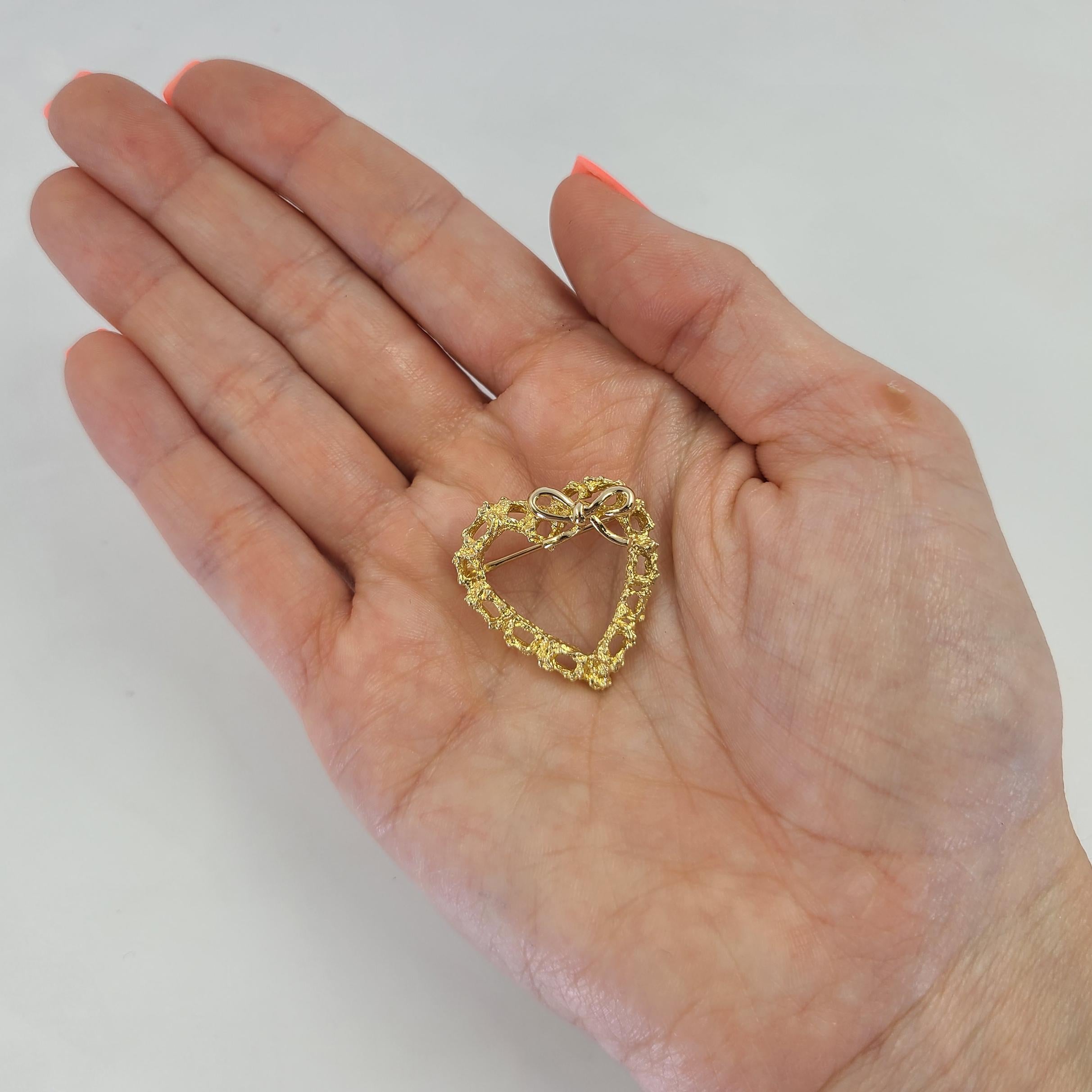 Yellow Gold Heart Outline Pin with Bow Accent In Good Condition For Sale In Coral Gables, FL