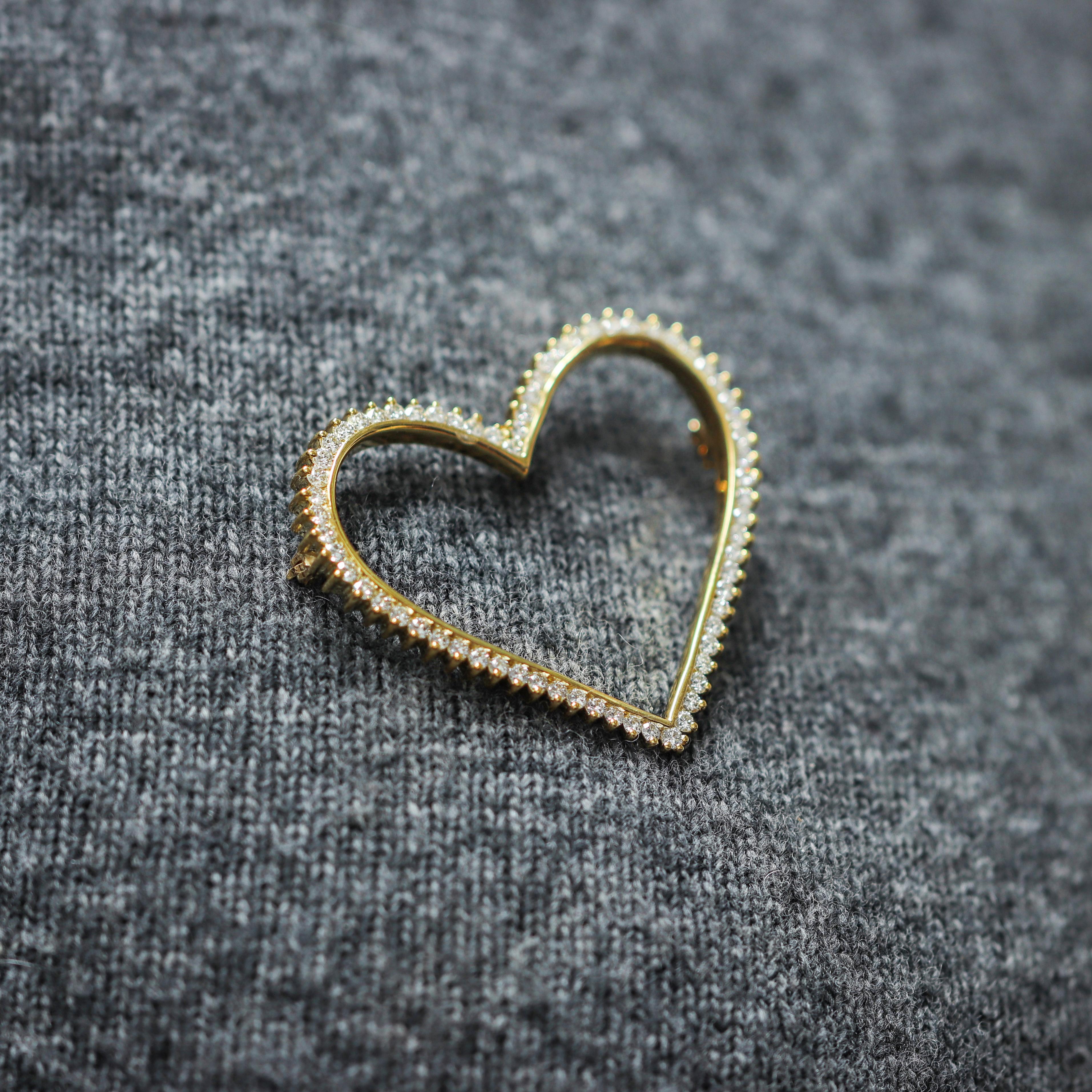 Yellow Gold Heart Shape Brooch Features Diamonds In New Condition For Sale In New York, NY