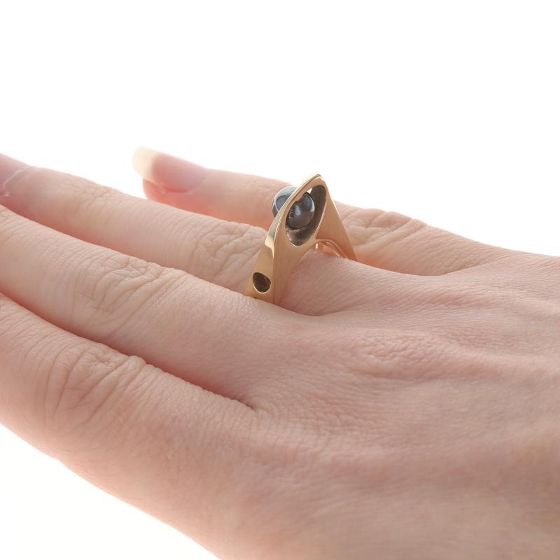 Yellow Gold Hematite Solitaire Ring - 14k Abstract Euro Shank In Excellent Condition For Sale In Greensboro, NC
