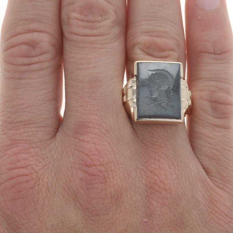 Taille carrée Bague homme en or jaune hématite camée vintage 14k Intaglio en vente