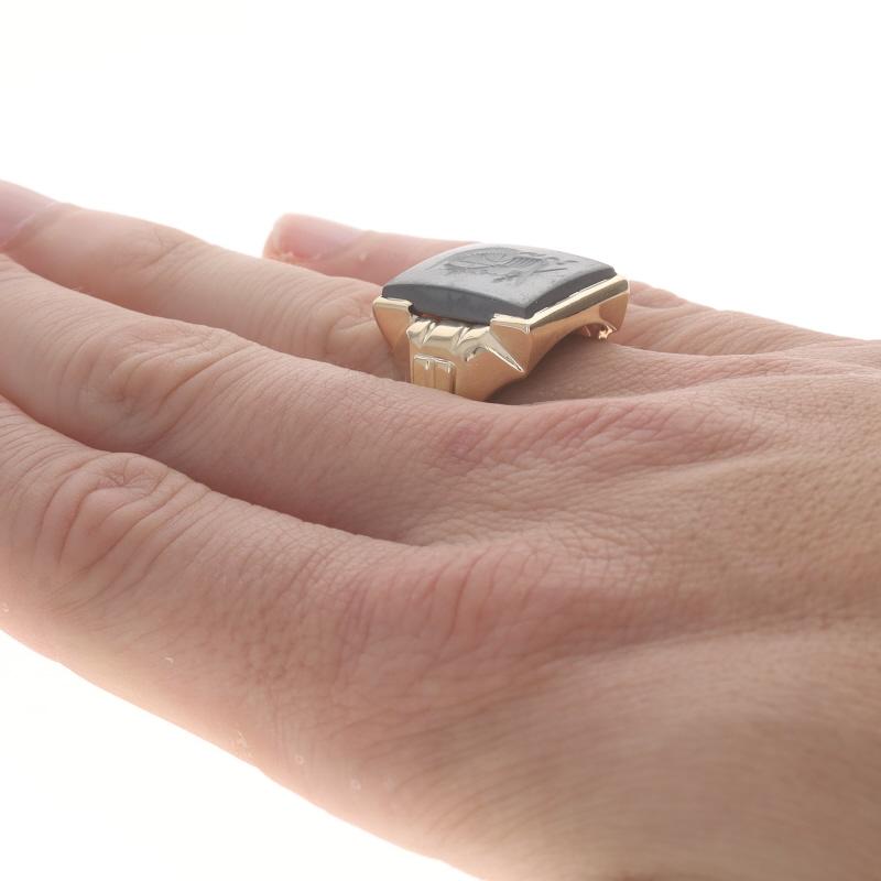 Bague homme en or jaune hématite camée vintage 14k Intaglio Excellent état - En vente à Greensboro, NC