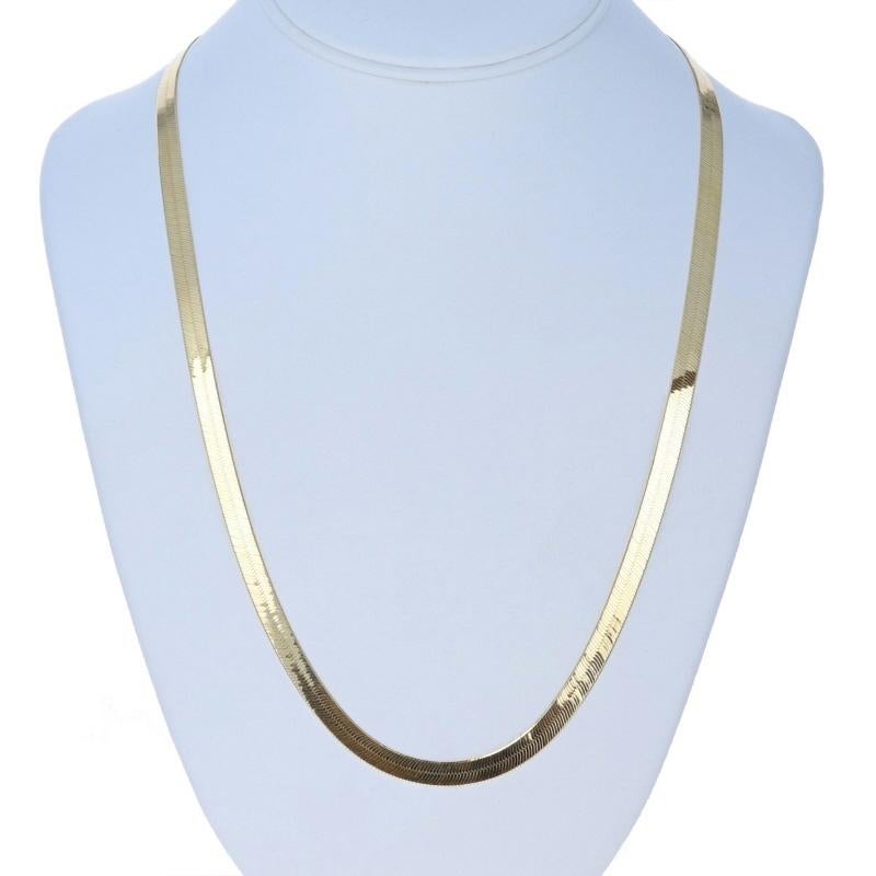 Collier en or jaune à chevrons 24