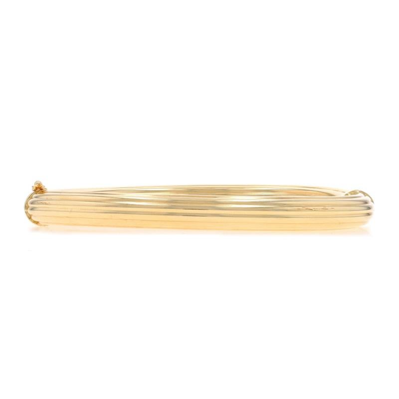 Metal Content: 14k Yellow Gold

Bracelet Style: Hinged Bangle
Fastening Type: Side Safety Clasp

Measurements

Inner Circumference: 8