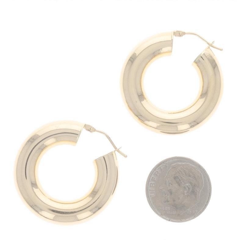 Créoles italiennes rondes percées en or jaune 14 carats Excellent état - En vente à Greensboro, NC